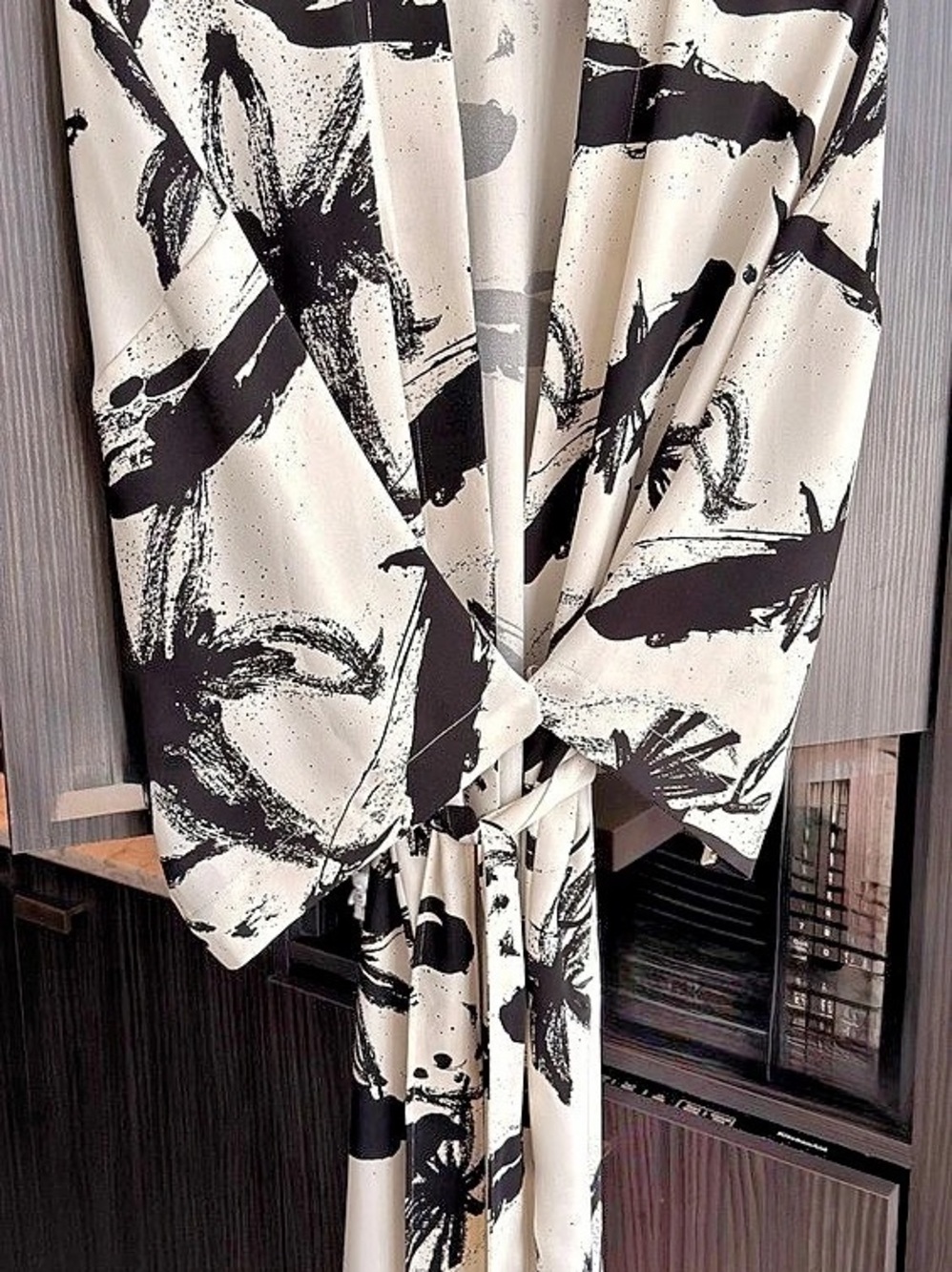 Babaton Abstract Belted Kimono in White & Black Size Large